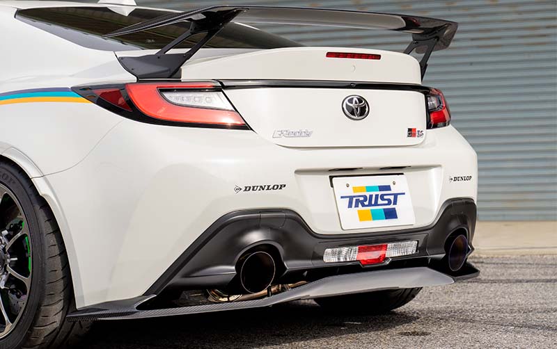 Alerón trasero GReddy × Voltex de carbono para GR86 y BRZ - soportes laterales