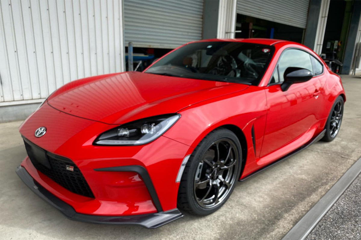 Faldón delantero GReddy × Voltex de carbono para GR86