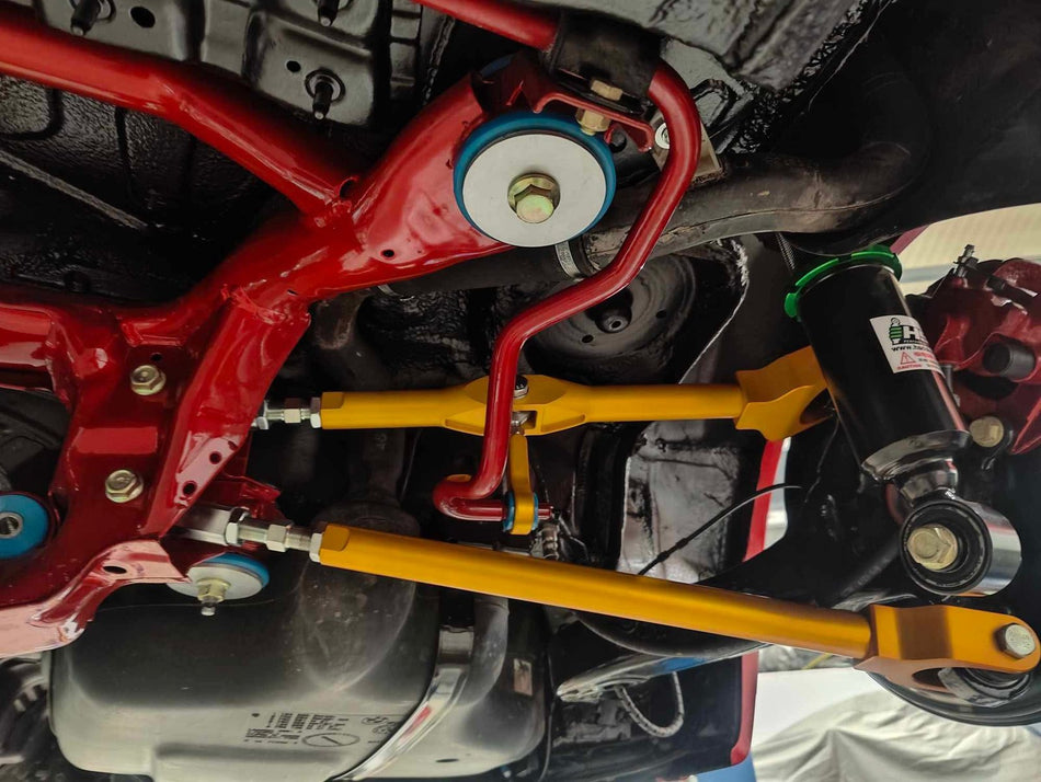 Rear upper camber arms (made of aluminium) with adjustable sway bar mounts BMW E46