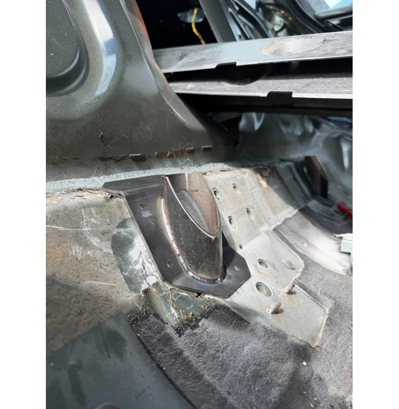 Refuerzo interior anclajes subchasis BMW E46